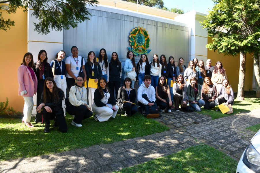 academicos-de-farmacia-das-faculdades-pequeno-principe-visitam-sede-do-crf-pr